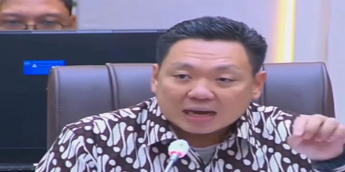 Wakil Ketua Komisi IX DPR RI, Charles Honoris menilai pengadaan motor listrik untuk Kepala SPPG mengada-ada (Foto: TV Parlemen)