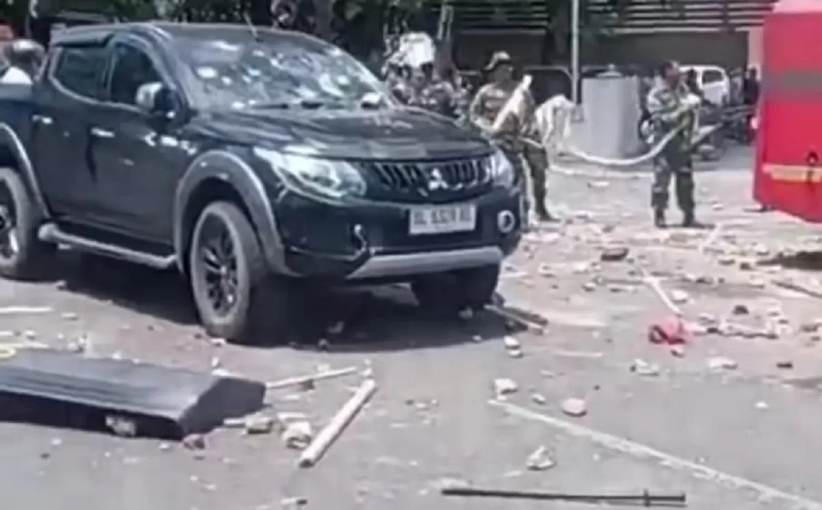 Kericuhan saat hari Damai Aceh, sejumlah fasilitas umum dan mobil dirusak massa (Foto: Istimewa)