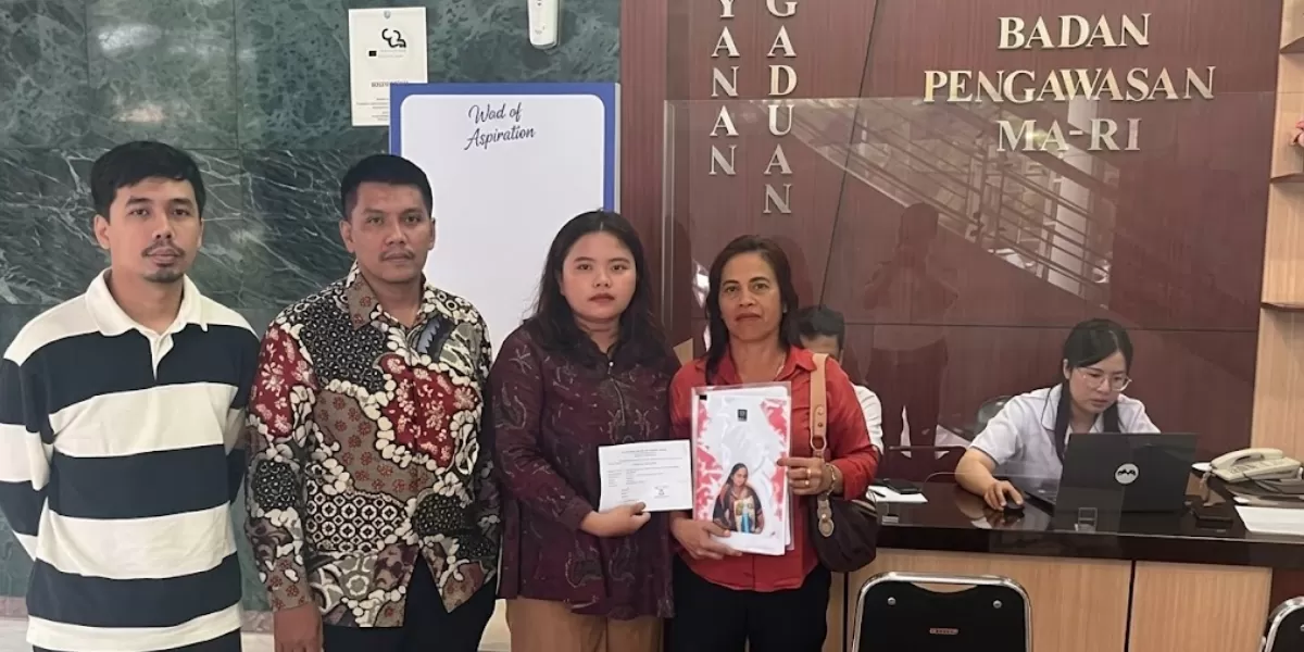 Lenny Damanik bersama Koalisi Masyarakat Sipil saat menyampaikan pengaduan ke Bawas MA RI terkait putusan perkara Sertu Riza Pahlivi. Foto: LBH Medan