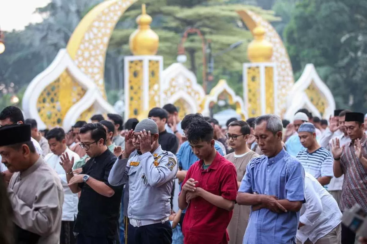 Eri Cahyadi Ajak Warga Jaga Persatuan saat Salat Idulfitri di Balai Kota Surabaya (Foto: surabaya.go.id)