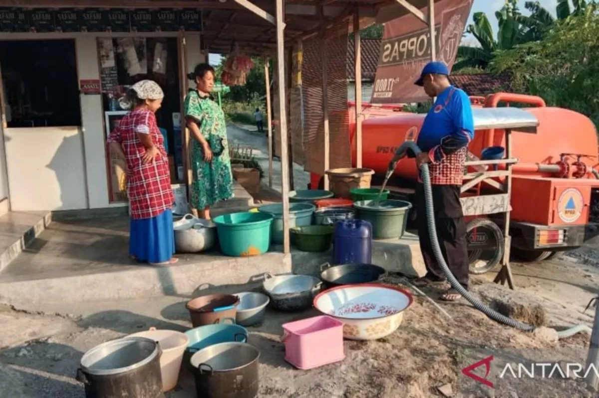 Petugas BPBD Kabupaten Purbalingga mendistribusikan air bersih kepada warga terdampak kekeringan di wilayah Kecamatan Karangreja, Kabupaten Purbalingga, Jawa Tengah, Jumat (19/6/2026).