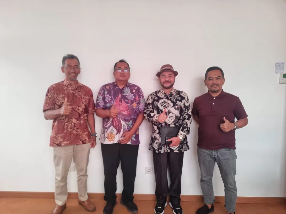 3 orang perwakilan warga yakni Faigiziduhu Ndruru, Pras dan Riyano ketika bertemu dengan Suyono ketua tim Bidang Sumber Daya Air dan Proteksi Banjir, DBMSDA Kota Bekasi (Dokumen Media Nawacita Indonesia)