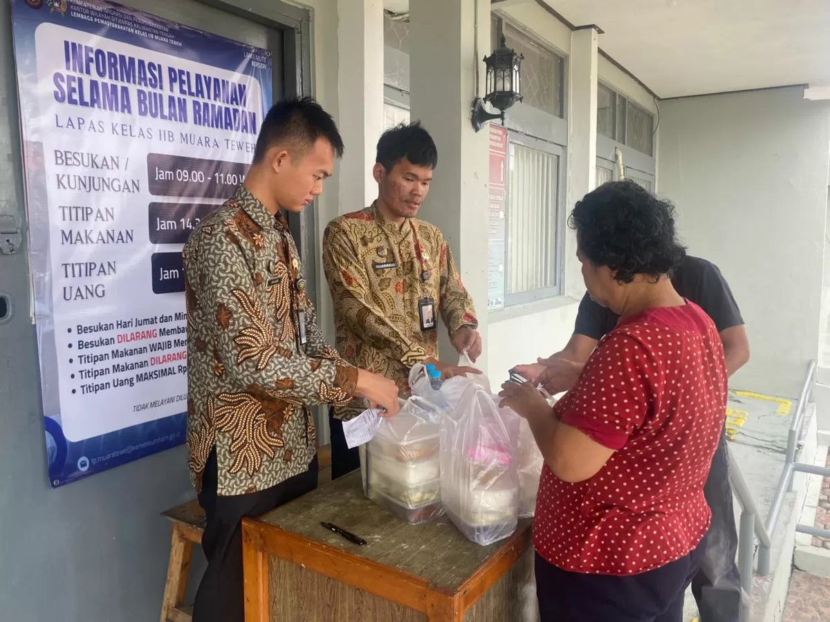 Petugas Lapas Muara Teweh Saat Kegiatan Layanan Titipan Makanan