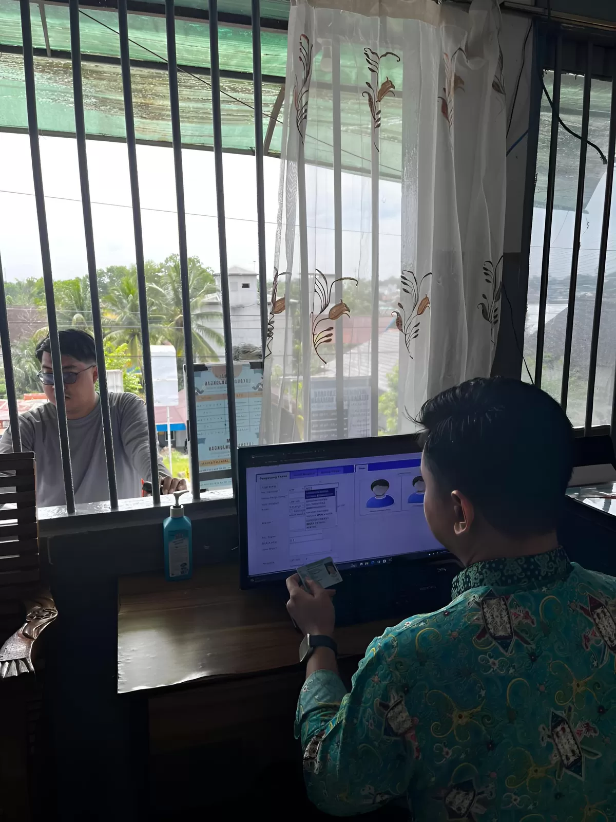 Petugas Lapas Muara Teweh Saat Kegiatan Layanan Kunjungan
