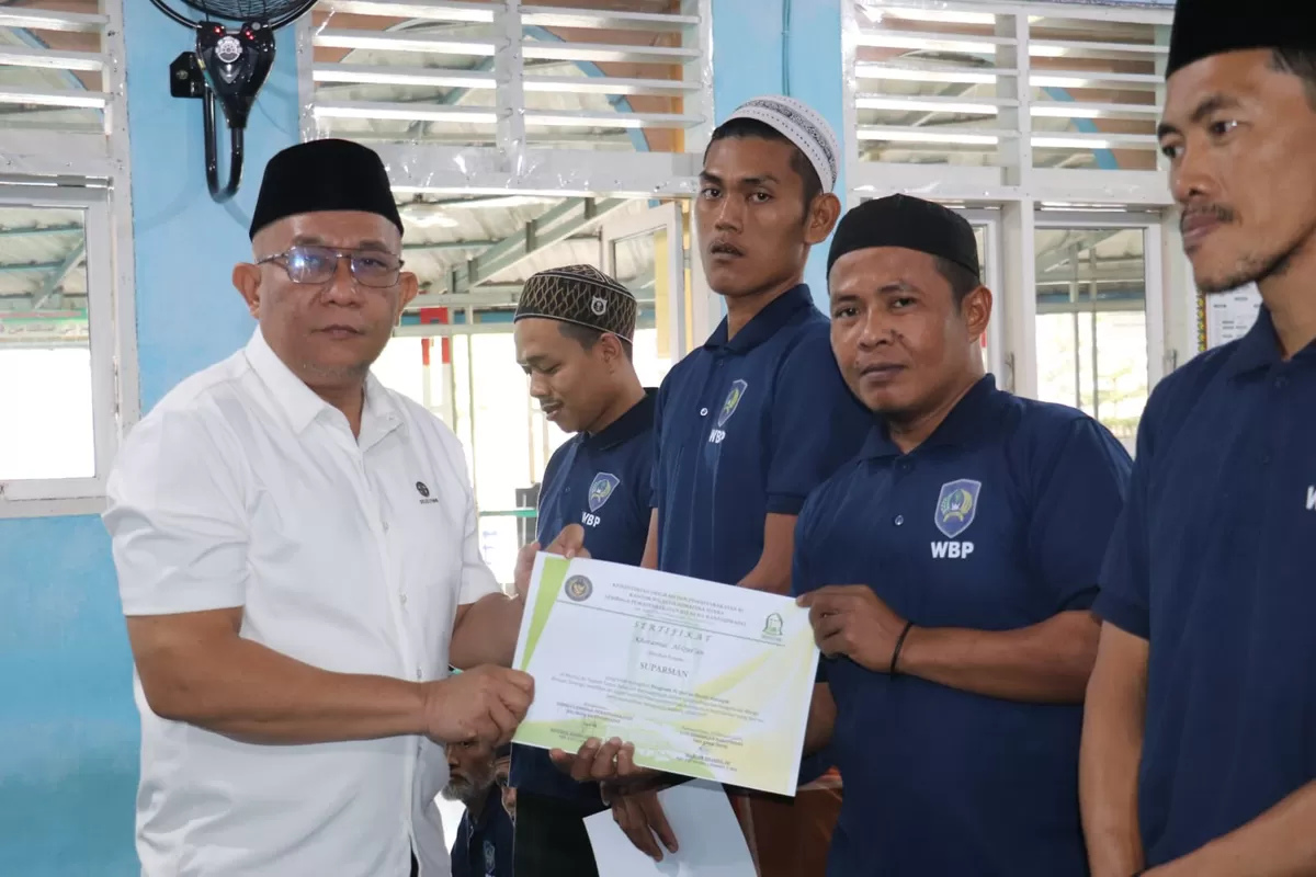 Kalapas Rantauprapat Saat Serahkan Sertifikat Khatamul Iqro kepada Warga Binaan