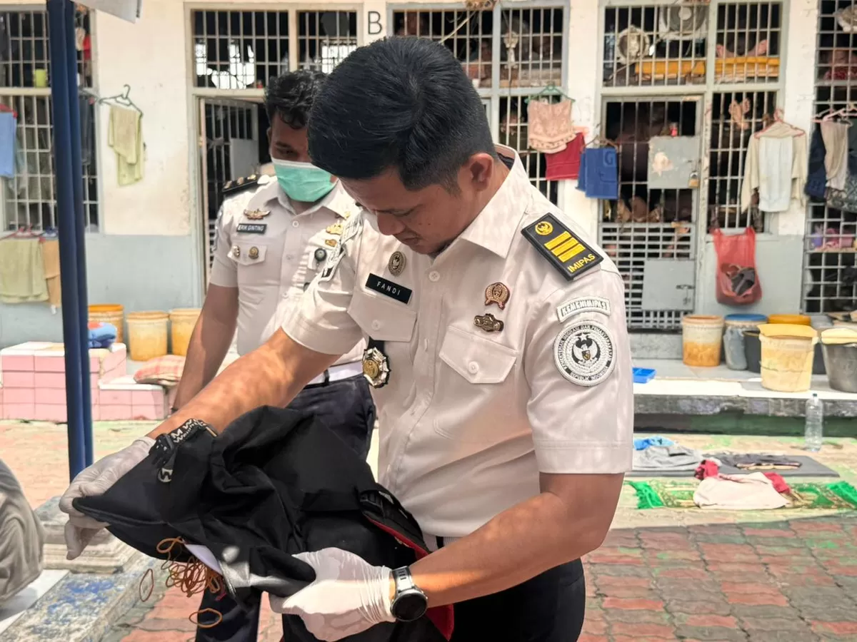 Kasubsi Kamtib Lapas Kotapinang dan Jajaran Saat Kegiatan Penggeledahan