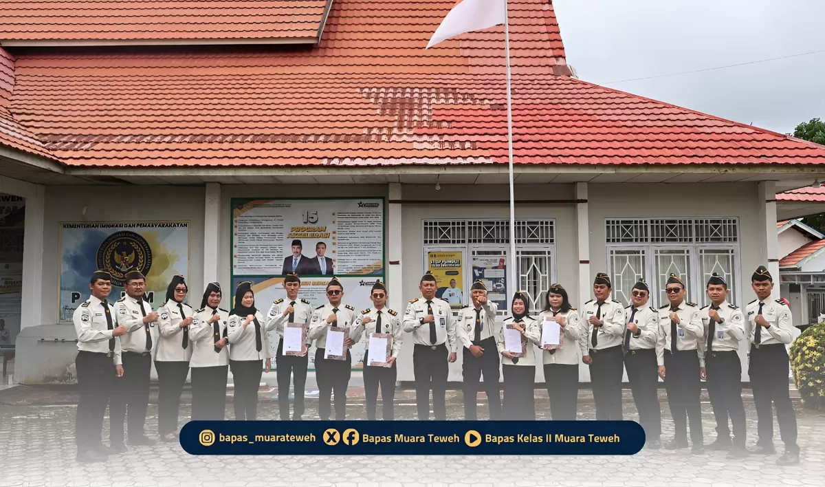Kabapas Muara Teweh Saat Apel Pagi dan Penyerahan SK Kenaikan Pangkat Pegawai