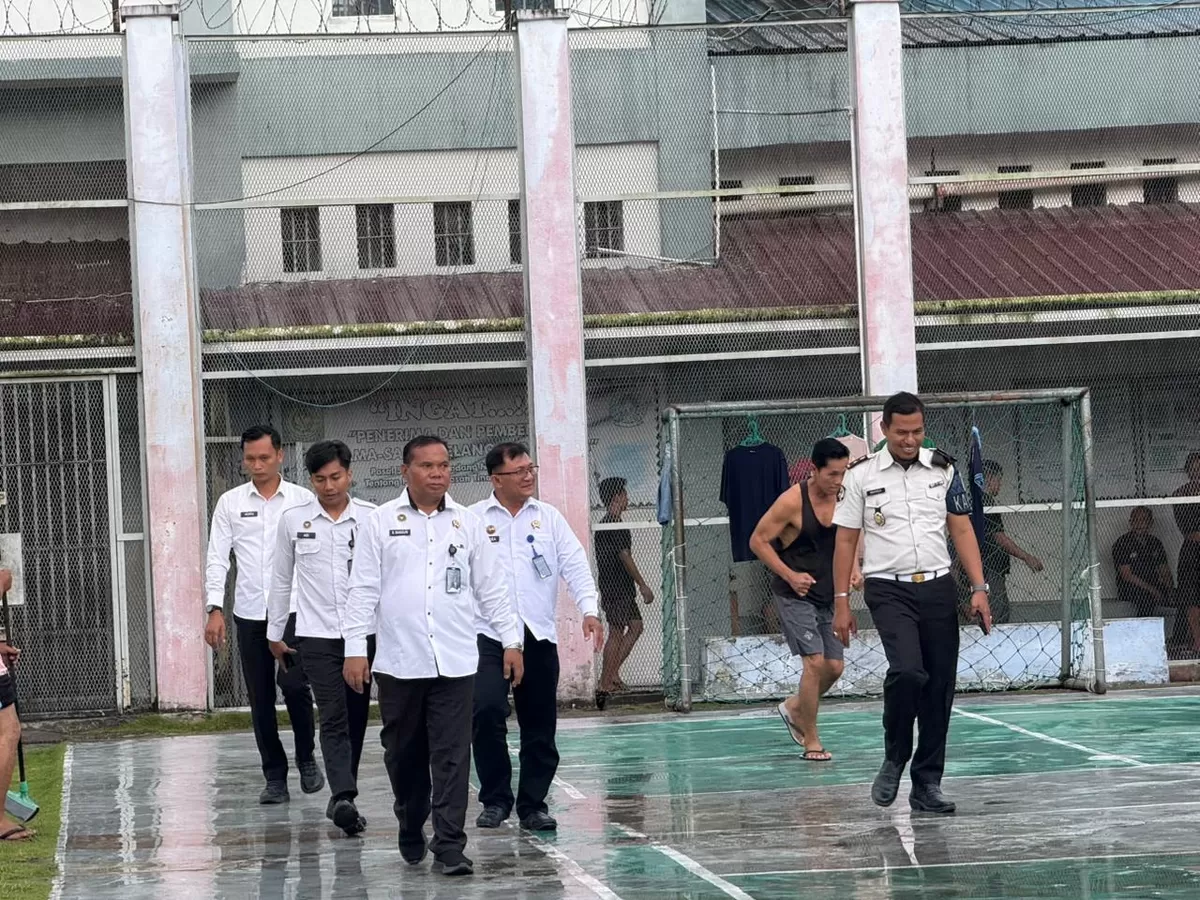Kalapas Gunungsitoli dan Jajaran Saat Kontrol Keliling Blok Hunian