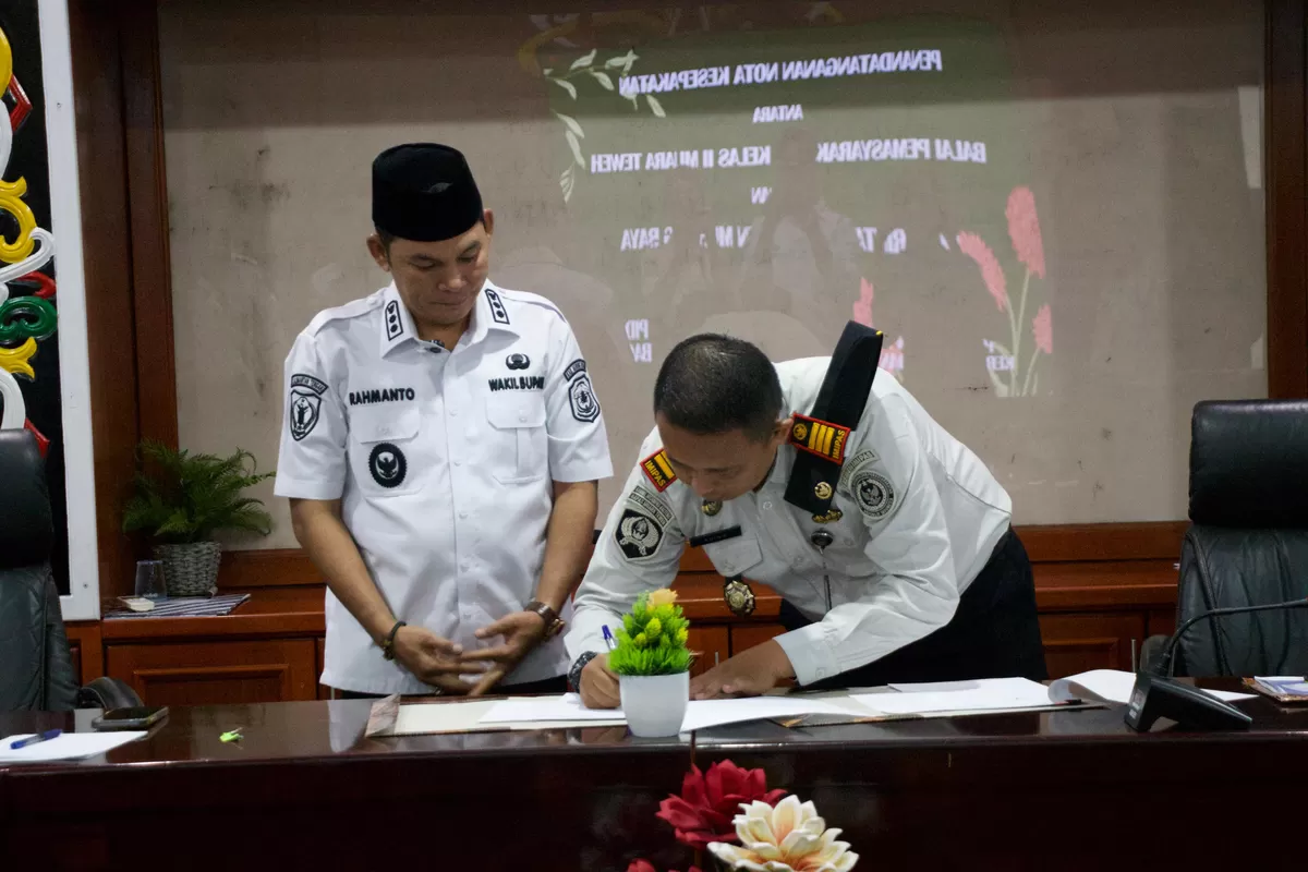 Kabapas Muara Teweh Saat Penandatanganan MoU Bersama Pemkab Murung Raya