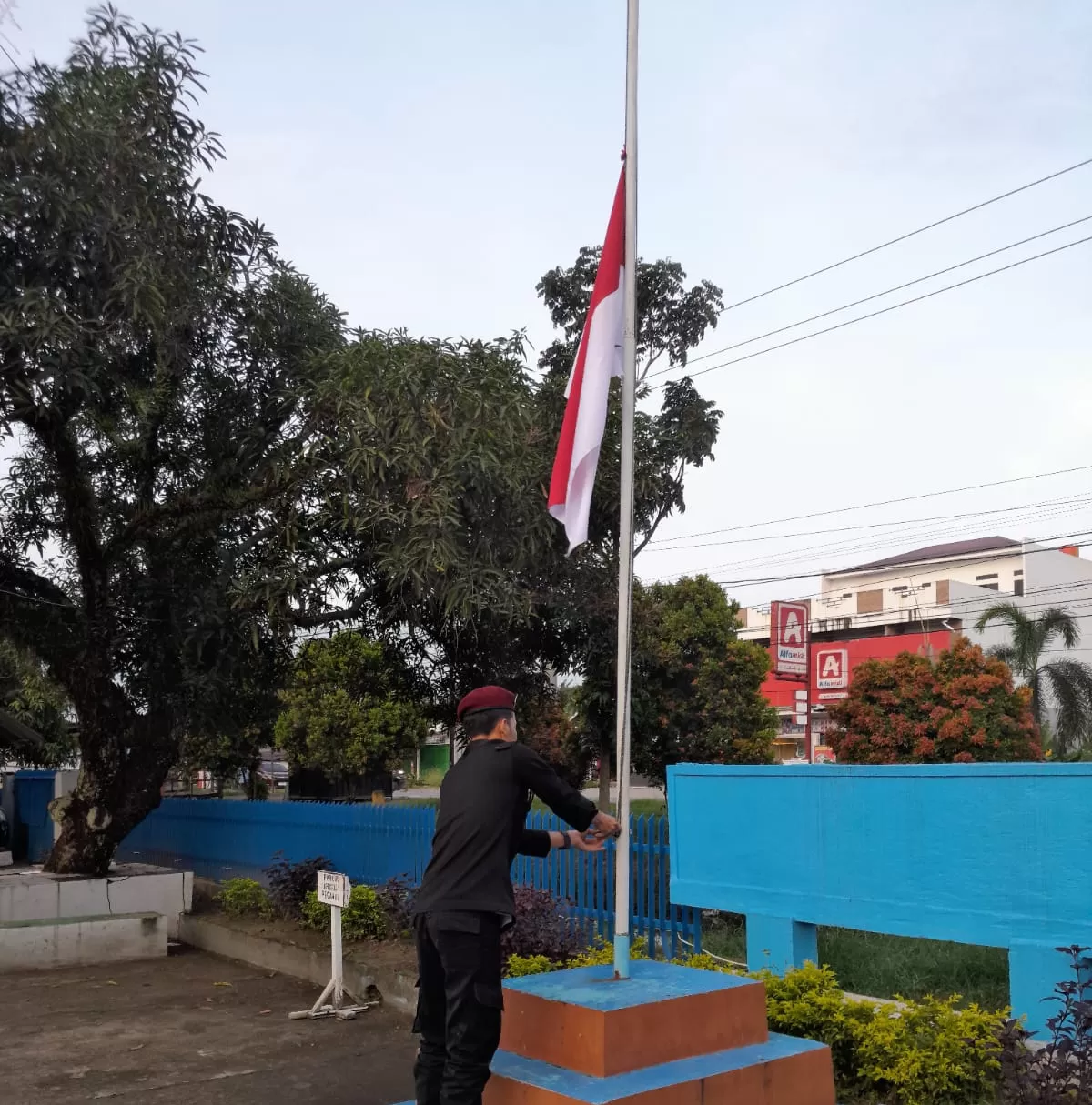Petugas Lapas Gunungtua Saat Penaikan Bendera Merah Putih Setengah Tiang