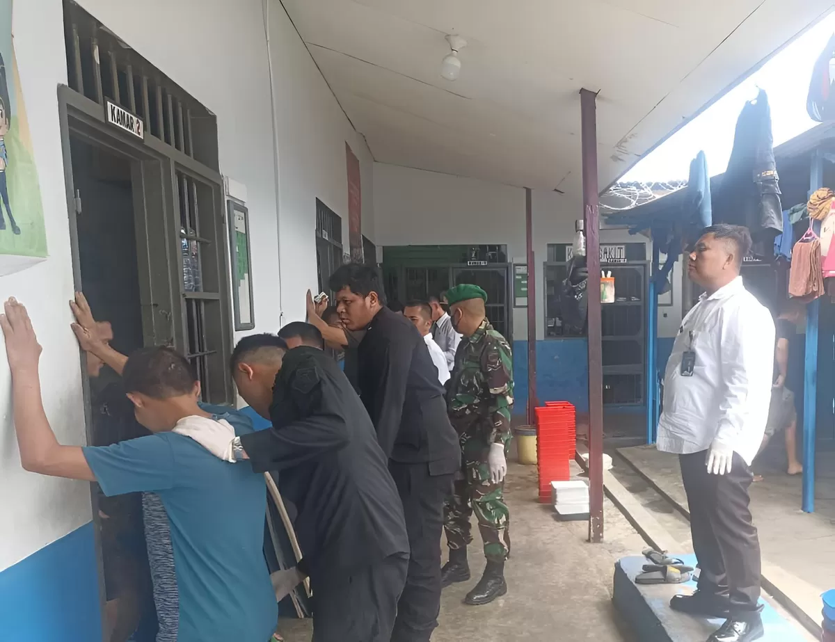 Petugas Lapas Gunungtua Saat Kegiatan Penggeledahan Kamar Hunian Warga Binaan