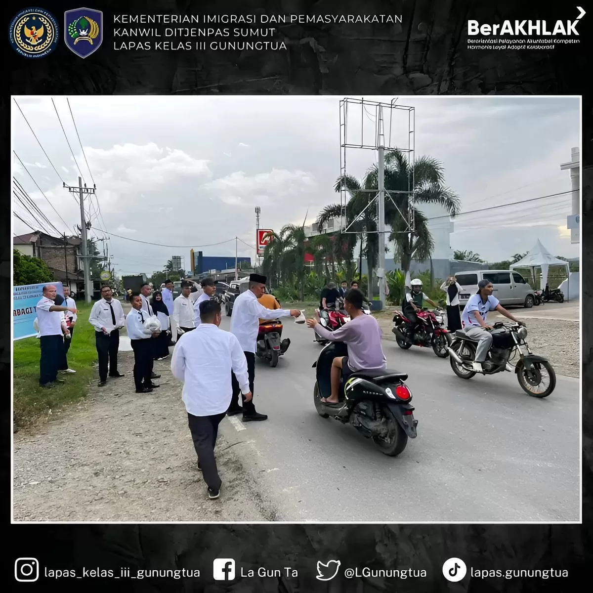 Kalapas Gunungtua dan Jajaran Saat Bagikan Takjil kepada Masyarakat
