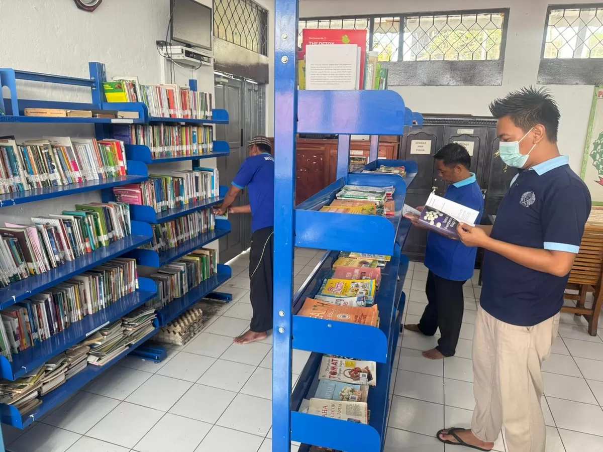 Warga Binaan Lapas Muara Teweh Saat Belajar di Perpustakaan