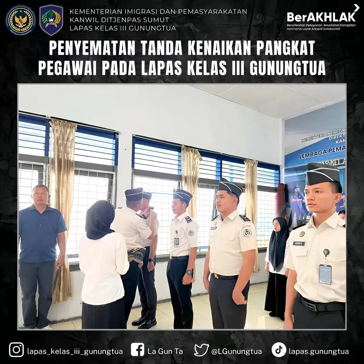 Kalapas Gunungtua Saat Penyematan Tanda Pangkat kepada Pegawai