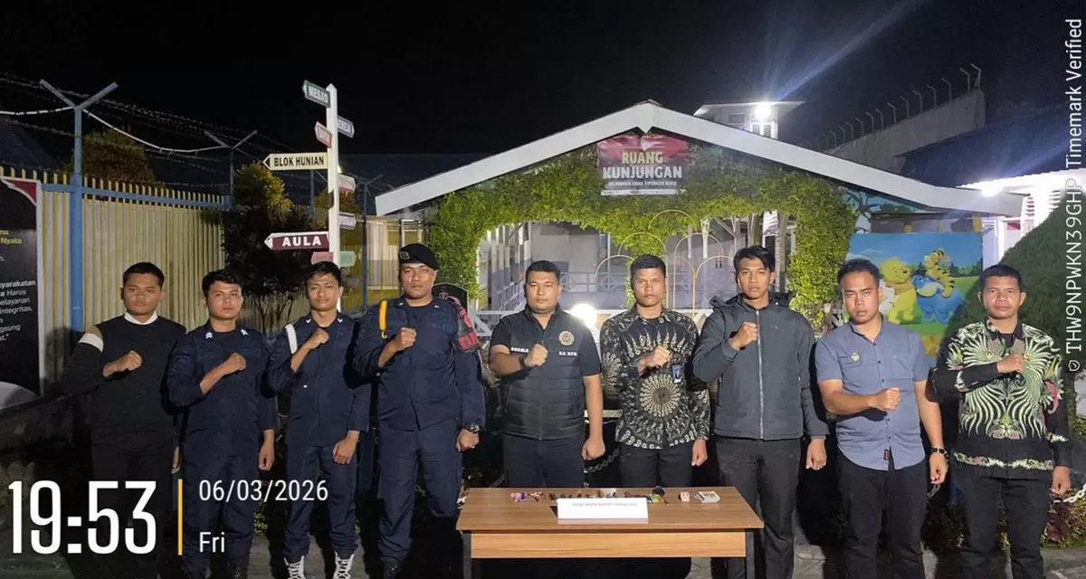 Ka. KPR Rutan Sidikalang dan Jajaran Saat Razia Rutin Pada Kamar Hunian Warga Binaan