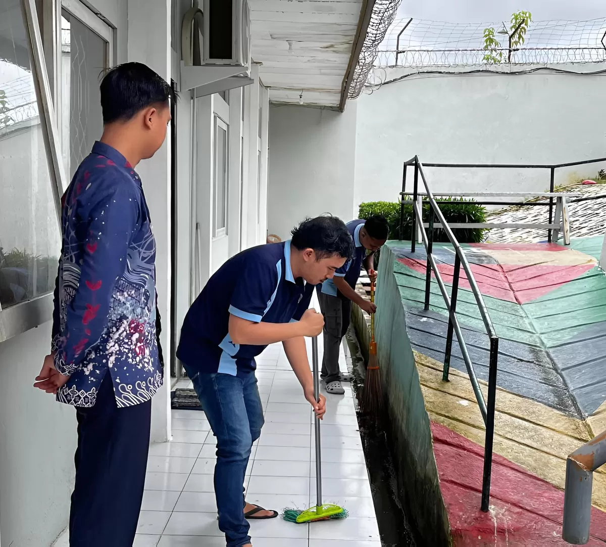 Petugas Lapas Muara Teweh Saat Tinjau Kegiatan Kebersihan