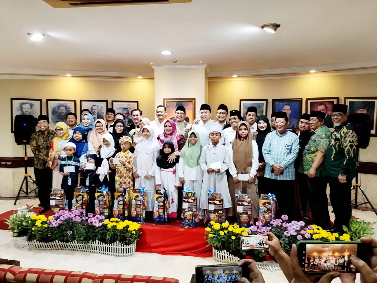 DPRD Kota Surabaya menggelar buka puasa bersama sekaligus santunan bagi sekitar 100 anak yatim dan yatim piatu di lobi lantai 1 Gedung DPRD Surabaya, Senin (9/3/2026) (Nawi)