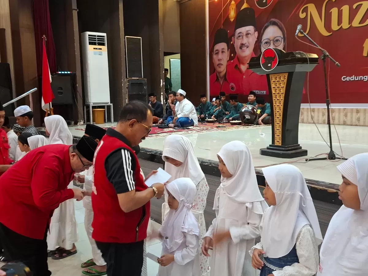Momen Ketua DPC PDI Perjuangan Surabaya, Armuji menyerahkan santunan kepada ratusan anak yatim, Senin (9/3/2026) 