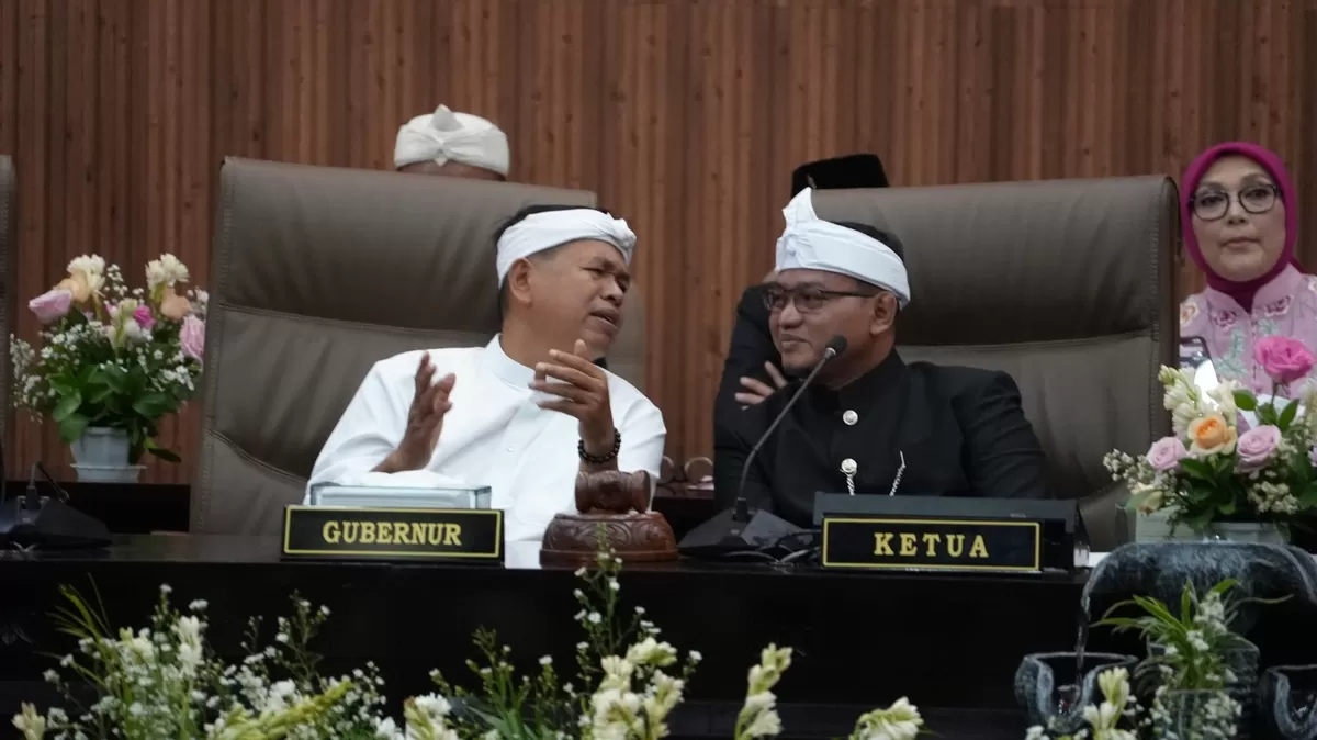 Dedi Mulyadi Gubernur Jawa Barat dan Ketua DPRD Kota Bekasi Sardi Efendi ketika Rapat Paripurna Istimewa dalam rangka memperingati Hari Jadi ke-29 Kota Bekasi Tahun 2026 (Istimewa)