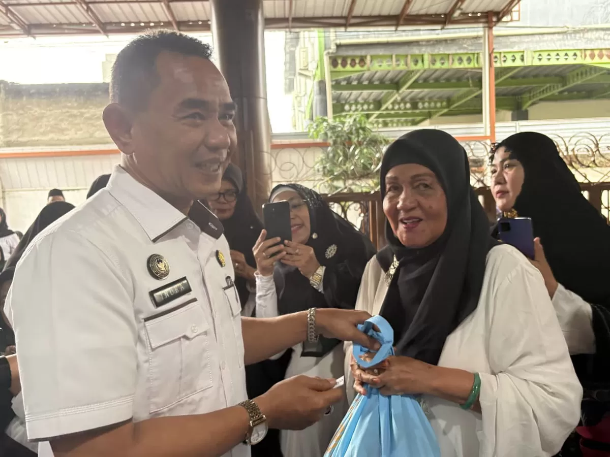Kabid PP Ditjenpas Sumut dan Jajaran Saat Salurkan 4.000 Paket Bantuan untuk Masyarakat
