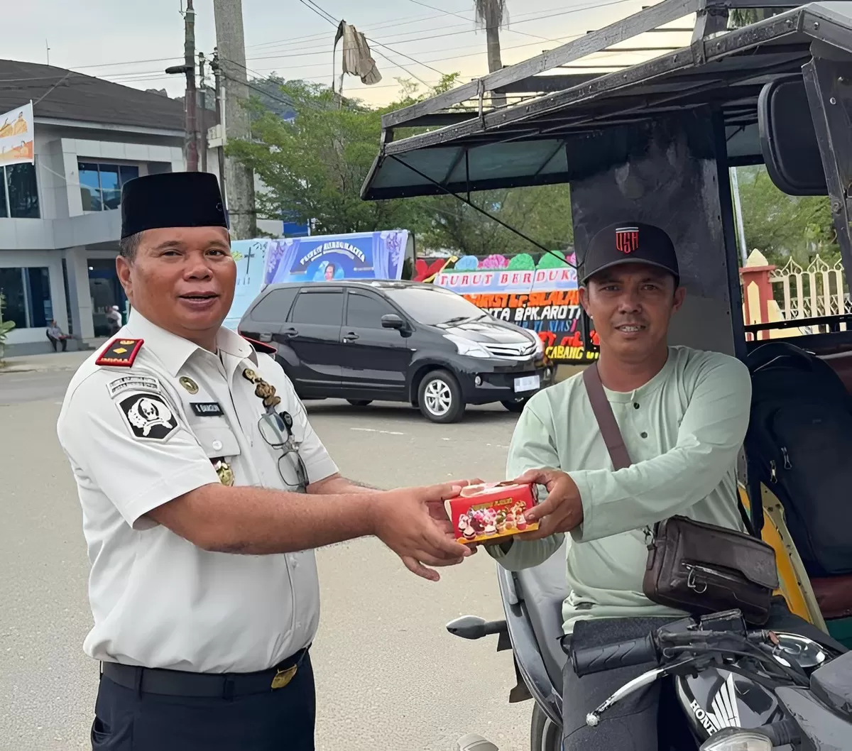 Kalapas Gunungsitoli Saat Berbagi Takjil kepada Masyarakat 