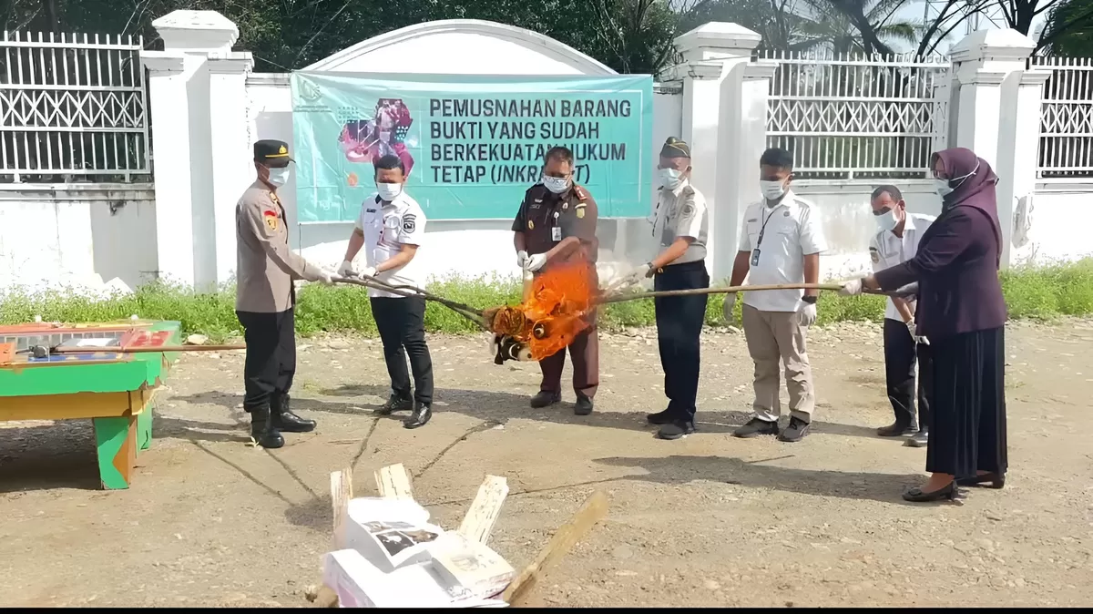 Kalapas Gunungtua Saat Pemusnahan Barang Bukti di Kejaksaan Negeri Padang Lawas Utara