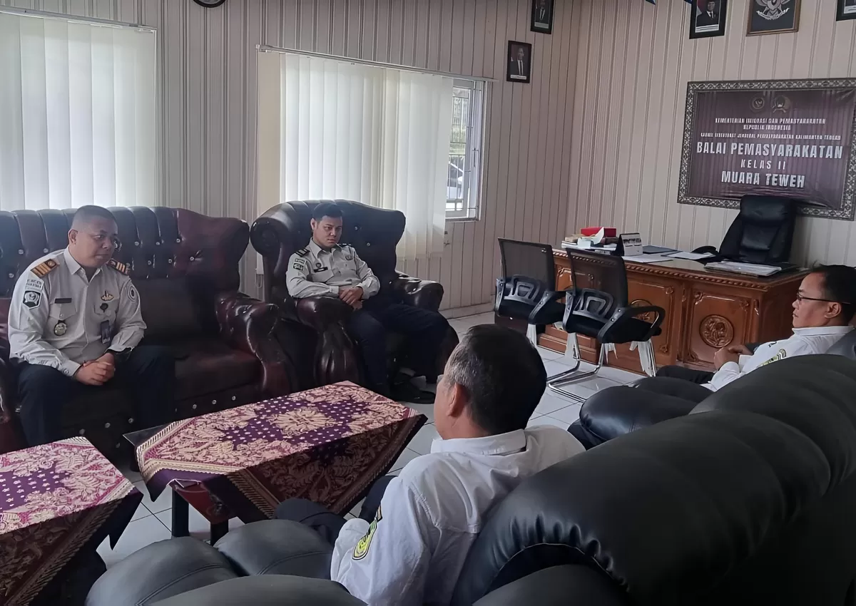 Kabapas Muara Teweh dan Jajaran Saat Koordinasi dengan Lurah Jingah