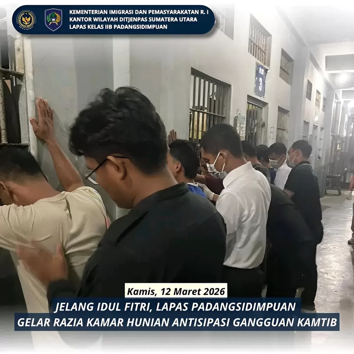 Petugas Lapas Padangsidimpuan Saat Razia Kamar Hunian Warga Binaan