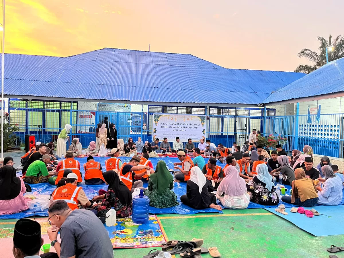 Kalapas Gunungtua dan Jajaran Saat Buka Puasa Bersama Warga Binaan dan Keluarga
