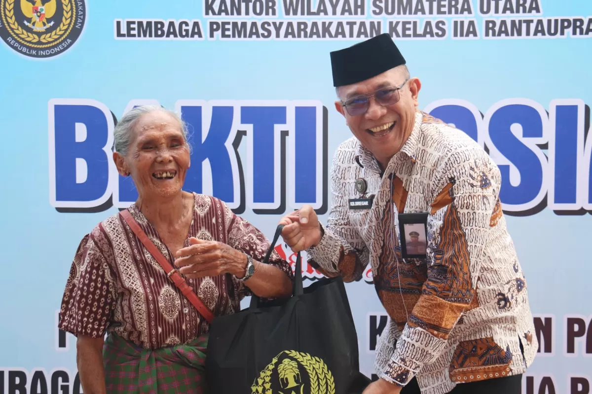 Kalapas Rantauprapat Saat Bagikan Paket Sembako kepada Keluarga WBP