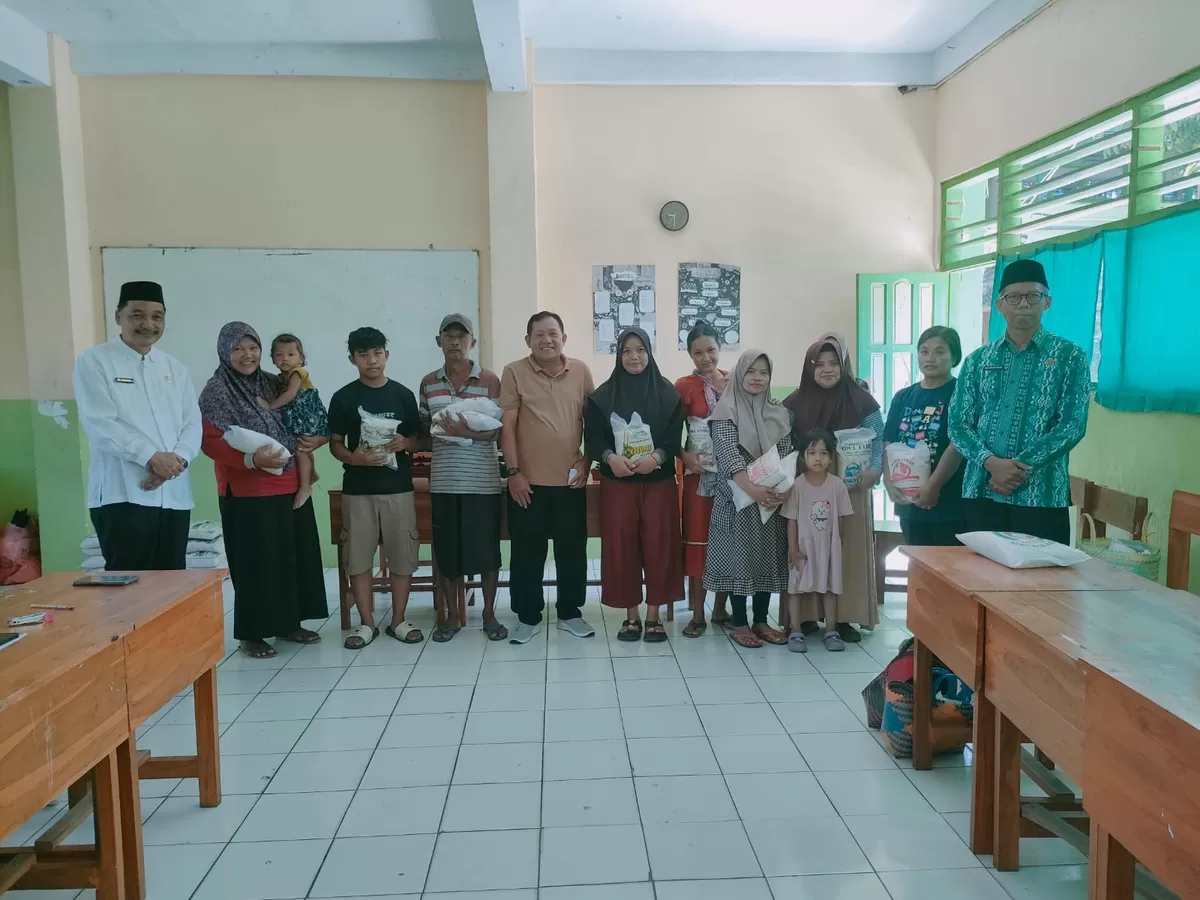 Masyarakat sekitar lingkungan SMPN 1 Pace yang menerima penyaluran zakat fitrah  (Sakera Nawacita)