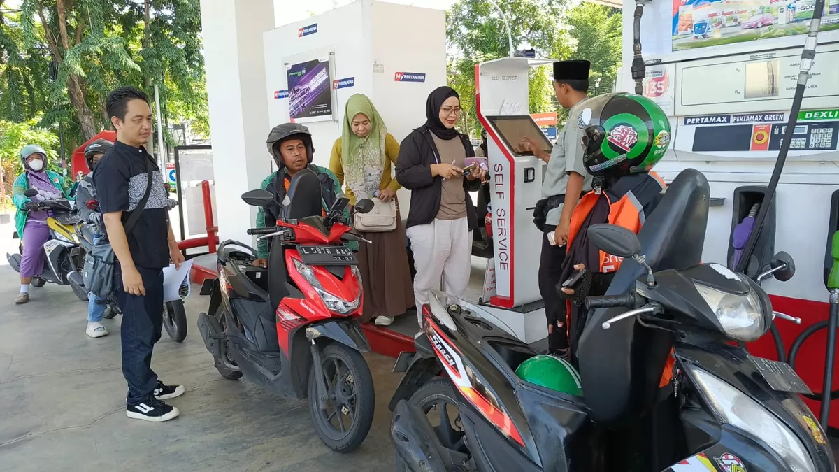 105 ojol Surabaya dapat bantuan sosial berupa 2 liter Pertamax secara gratis dari Komunitas Sahabat Surga dan Komunitas Tolong Menolong, Jumat (13/3/2026)