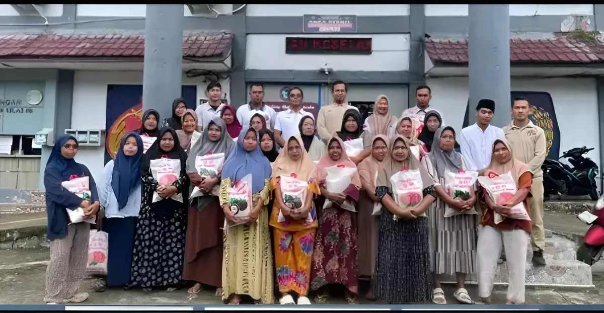 Jajaran Petugas Lapas Panyabungan Saat Bagikan Bansos kepada Masyarakat Sekitar