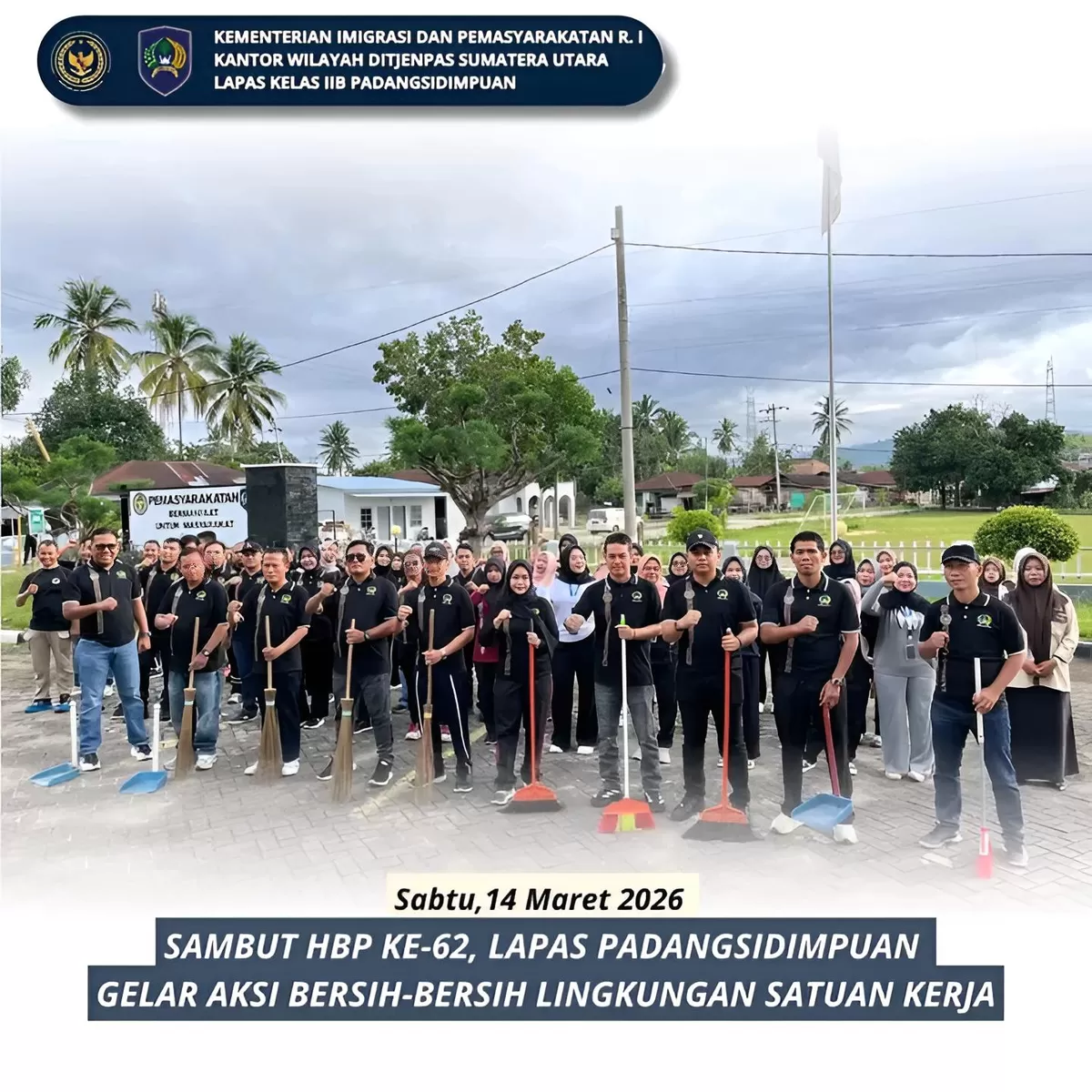 Pegawai Lapas Padangsidimpuan Saat Kegiatan Kebersihan lingkungan