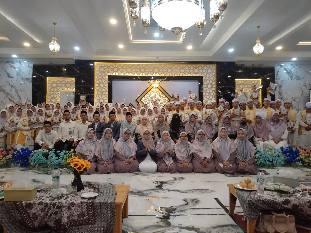 Sesi foto bersama Siswa-siswi MAK Plus RMB Angkatan III ketika Haflah Khotmil Qur&rsquo;an (Istimewa)