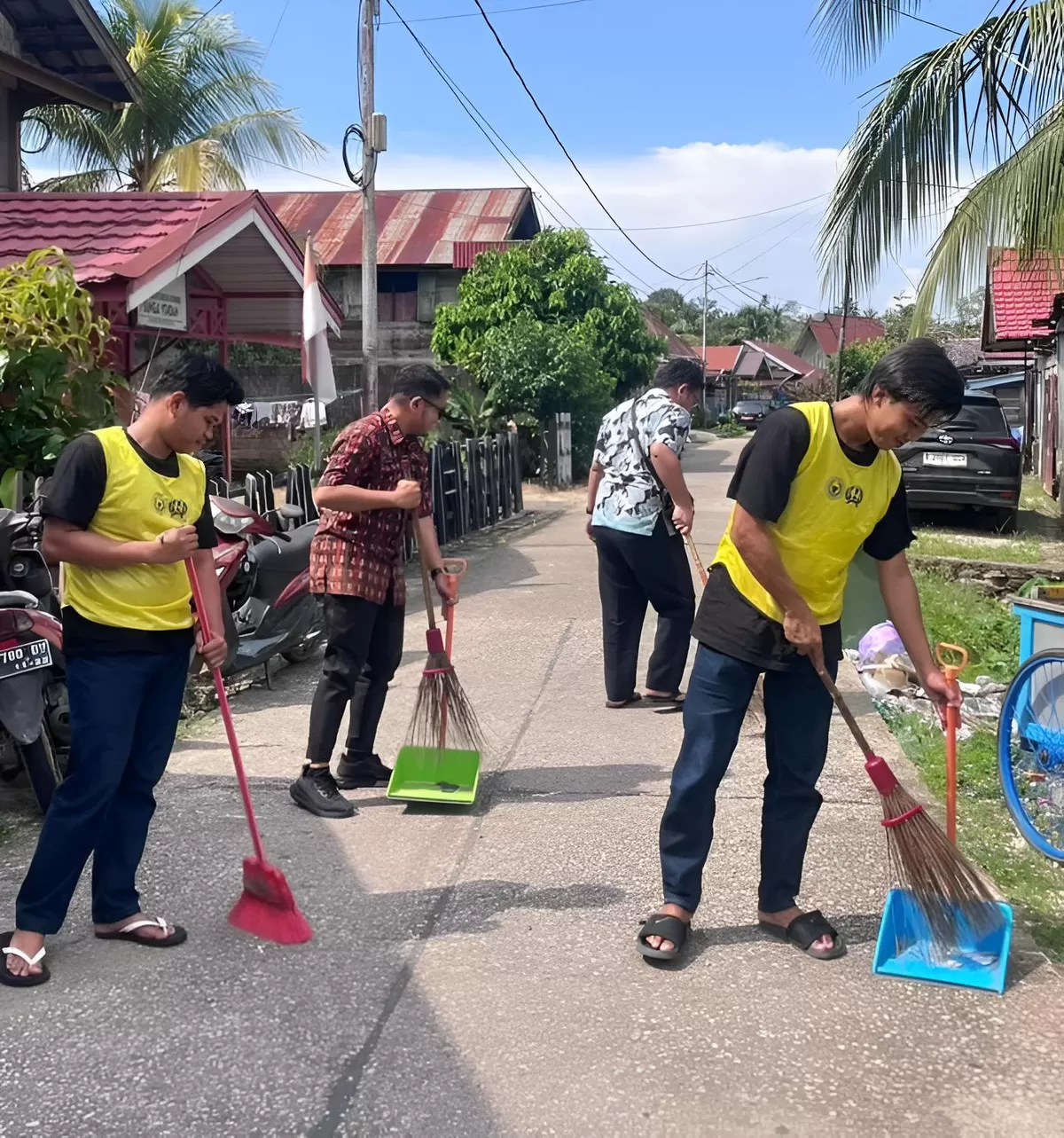 Petugas dan Klien Bapas Muara Teweh Saat Kegiatan Aksi Sosial di Panti Asuhan Bina Manggala Batara
