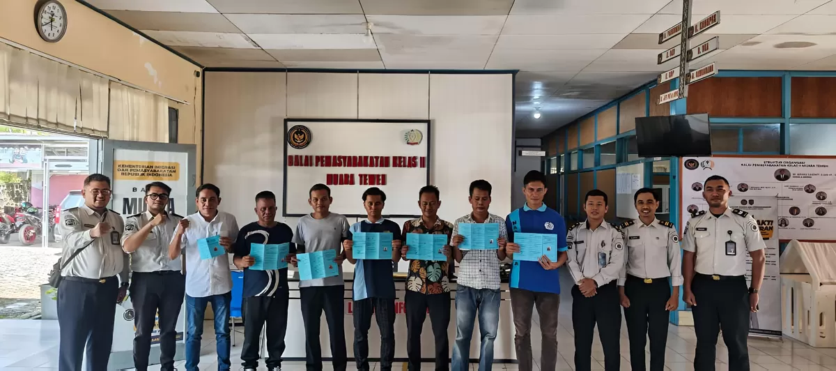 Petugas Lapas Muara Teweh Bersama Warga Binaan yang Dapat Program Pembebasan Bersyarat