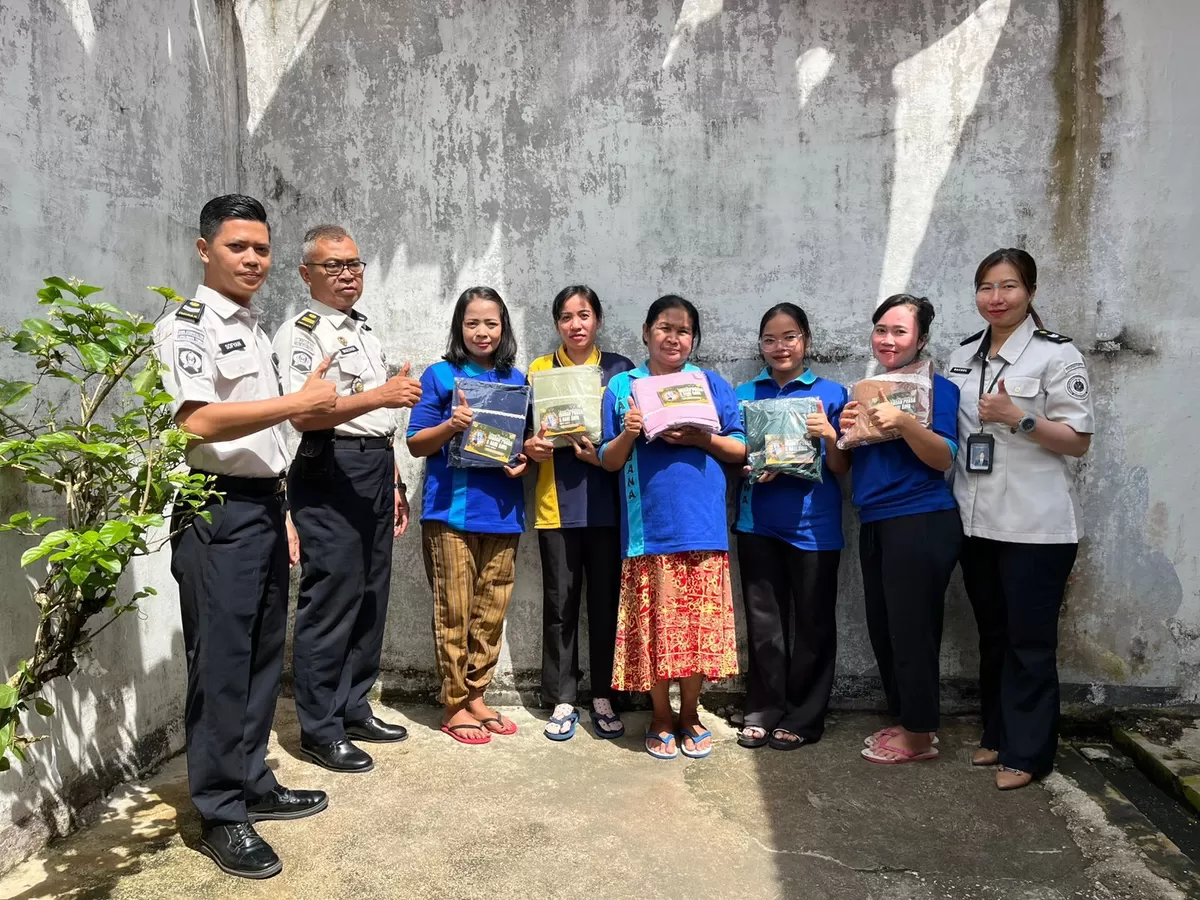 Petugas Lapas Muara Teweh Saat Bagikan Mukena Kepada Warga Binaan Wanita