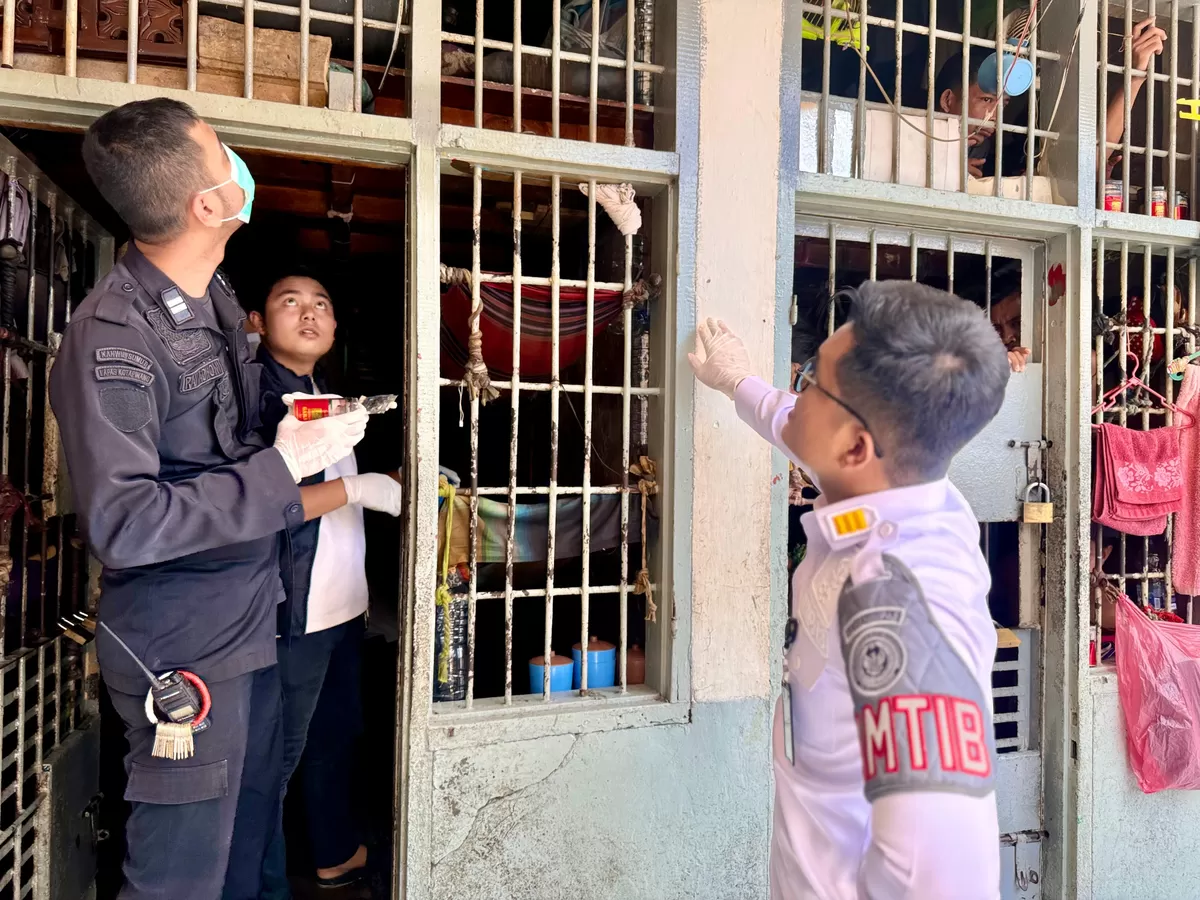 Kasubsi Kamtib Lapas Kotapinang dan Jajaran Saat Penggeledahan Kamar Hunian Warga Binaan