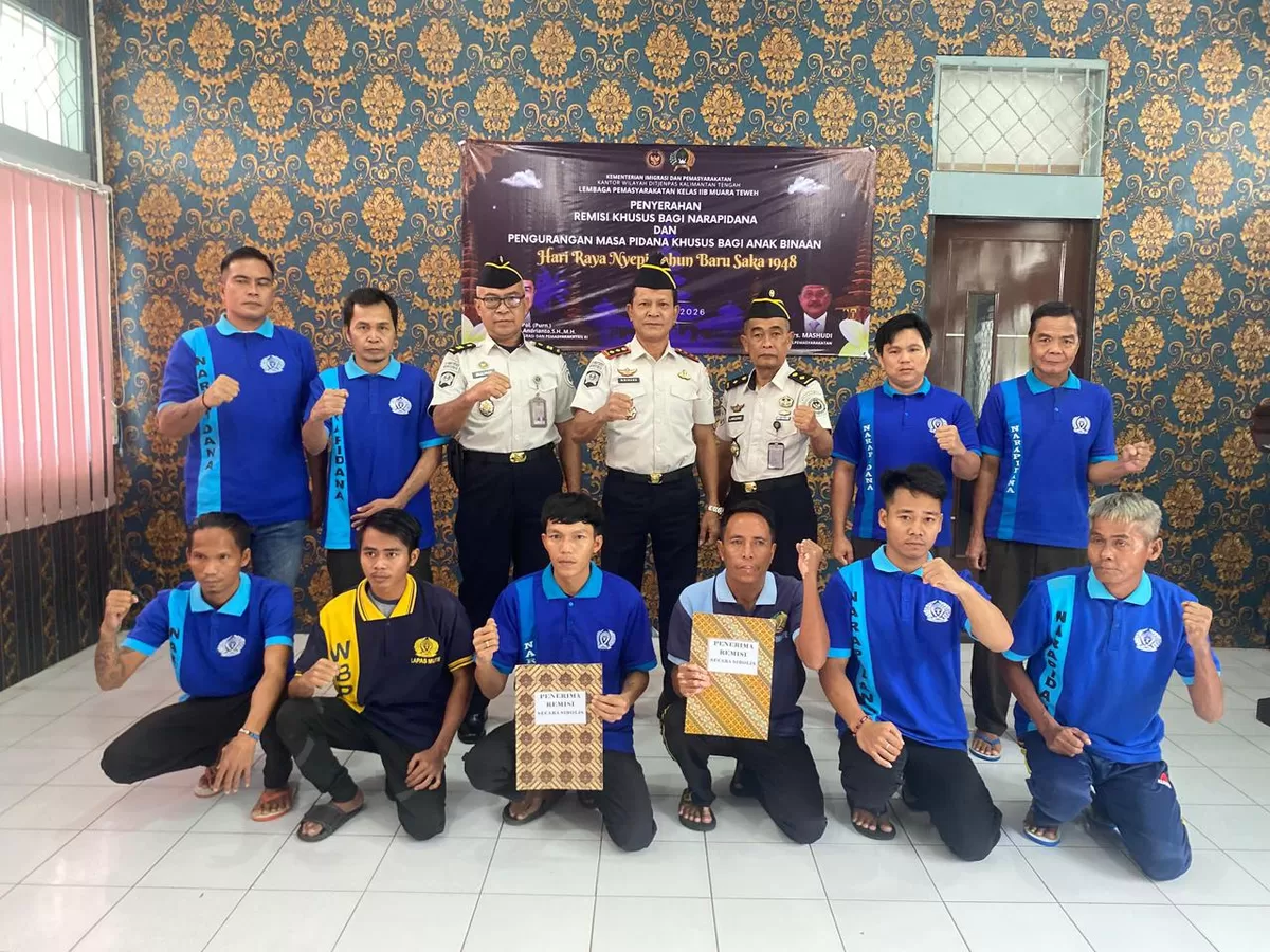 Kalapas Muara Teweh dan Jajaran Bersama Warga Binaan Penerima Remisi Khusus