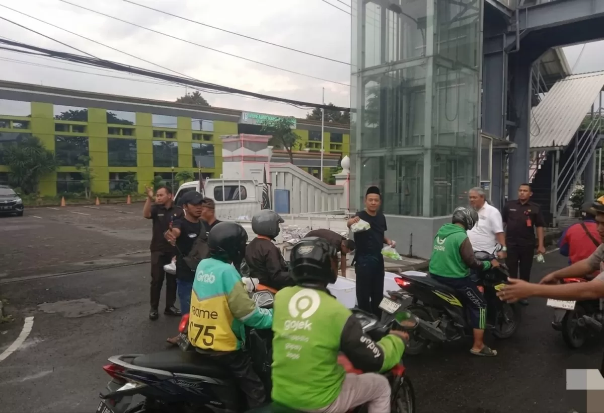 MAKI Jatim Tebar 250 Takjil di Ahmad Yani