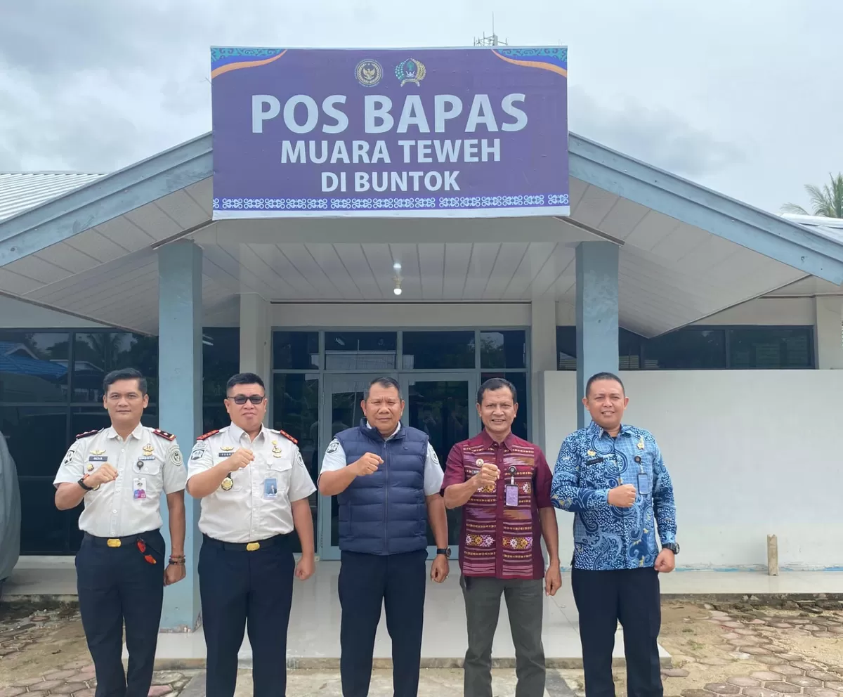 Kabapas Muara Teweh Bersama Kakanwil Ditjenpas Kalteng Saat Pengecekan Kesiapan Pos Bapas