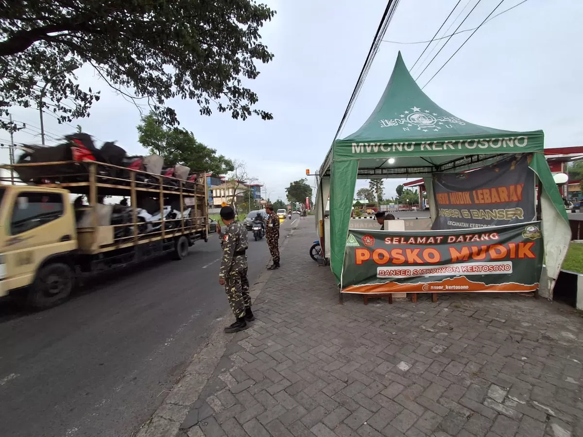 Banser PAC GP Ansor Kertosono ketika mengatur arus lalu lintas di jalan raya nasional 2  (Sakera Nawacita)