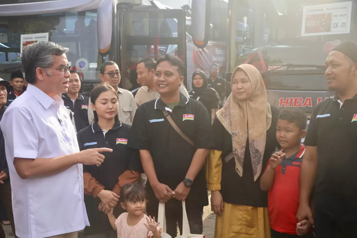 Menaker Yassierli Melepas Pemudik Mitra Warung Makan Indomie (Warmindo) (Foto: Biro Humas Kemnaker)