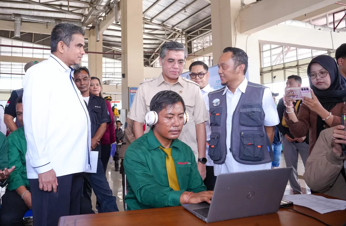 Menaker Yassierli Tinjau Posko Peduli K3 Mudik (Foto: Biro Humas Kemnaker)