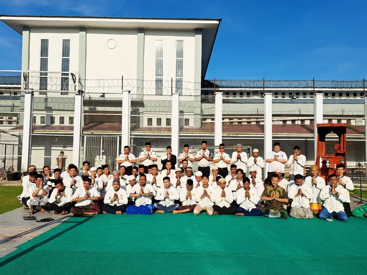 Kalapas Gunungsitoli dan Jajaran Bersama Warga Binaan Setelah Sholat Hari Raya Idul Fitri