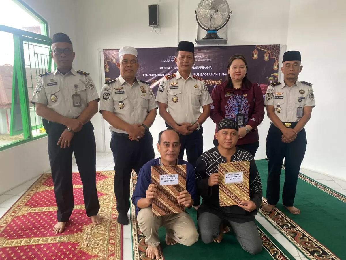 Kalapas Muara Teweh dan Jajaran Bersama Warga Binaan Penerima Remisi
