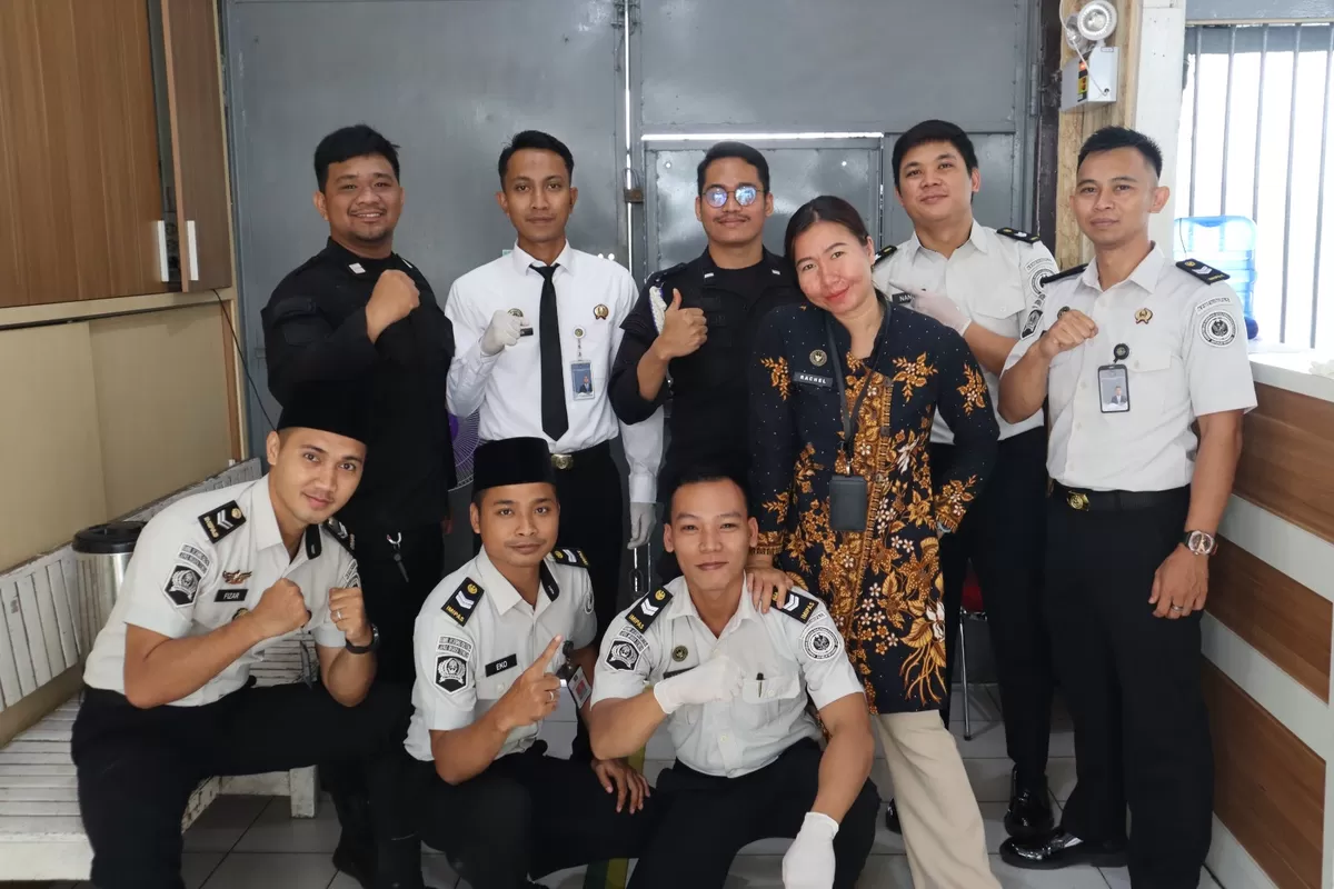 Petugas Lapas Muara Teweh Saat Layanan Kunjungan Hari Kedua Idul Fitri