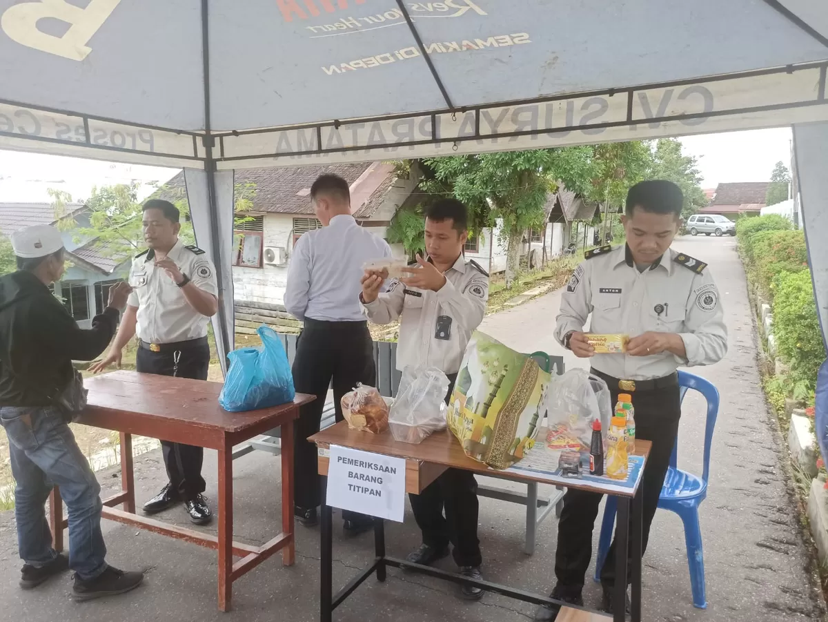 Petugas Bapas Muara Teweh Saat Bantu Pengamanan Layanan Kunjungan Hari Raya Idul Fitri di Lapas Muara Teweh