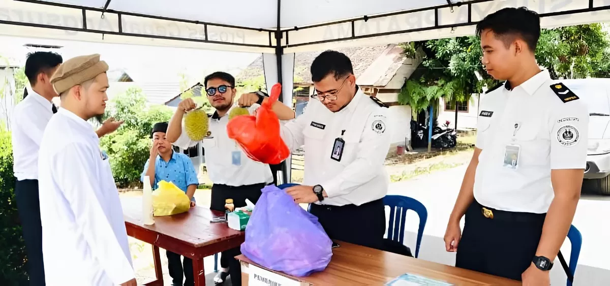 Petugas Bapas Muara Teweh Saat Bantu Pengamanan Layanan Kunjungan Idul Fitri di Lapas Muara Teweh